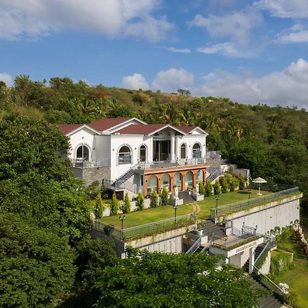 Bellevue Palace By Stayvista - Lavish Abode With A Pool, Landscaped Lawn, Gazebo & Adventure Activities Nashik Dış mekan fotoğraf